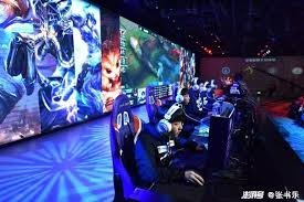 波士顿红袜队由于红袜基金会的运作，改善了芬威球场周边社区